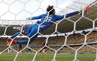 Guillermo Ochoa első nagy védése (Fotó: Reuters)