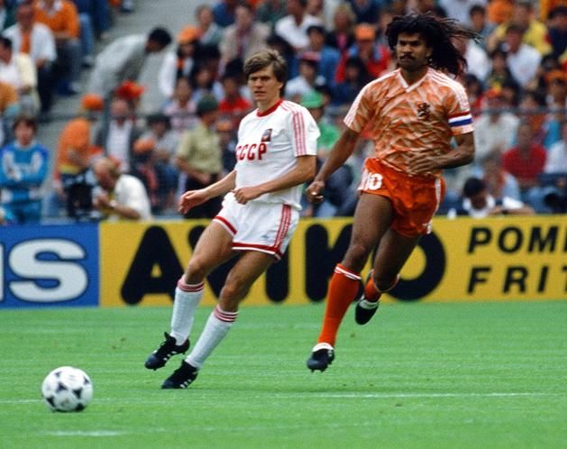 A szovjet válogatott a csoportkörben Rácz László góljával 1–0-ra győzött Ruud Gulliték ellen az 1988-as Eb-n (Fotó: Sportfoto Rudel)