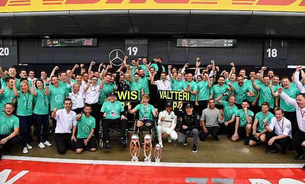 Lewis Hamilton és a Mercedes a tavasszal F4-es balesetben mindkét lábát elvesztő Billy Mongerrel ünnepelt (Fotó: AFP)