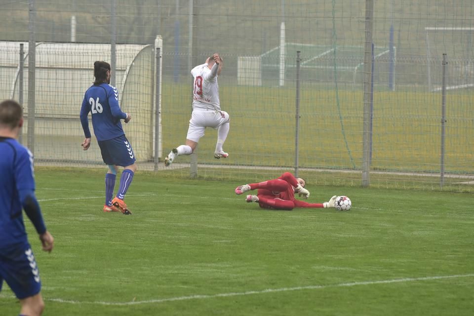 Molnár-Farkas Tamás (pirosban) az első félidőben nem kapott gólt