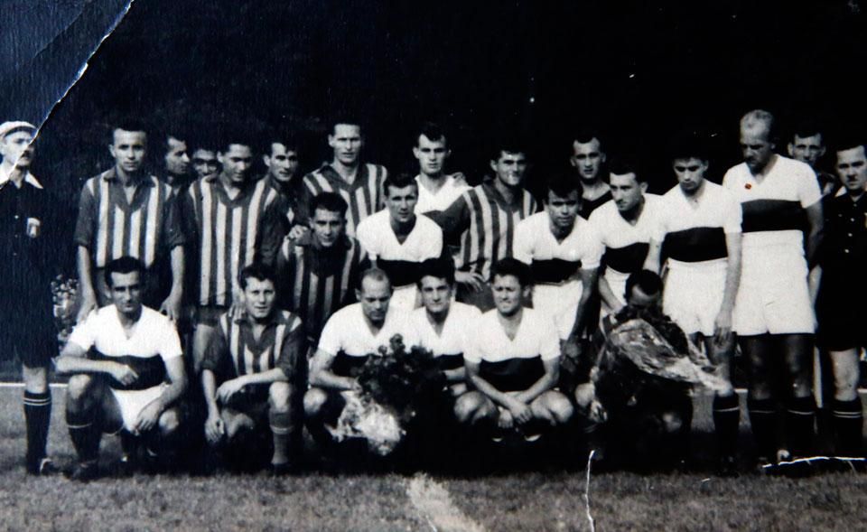 A két csapat közös fényképe 1957-ben a Dorogi Bányász és a marosvásárhelyi Recolta mérkőzése (5:0) előtt – virágcsokorral a két csapatkapitány, Buzánszky Jenő és Gierling György