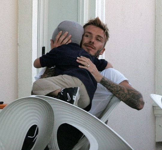 Apai ölelés (Fotó: Davidbeckham.fans-online.com)