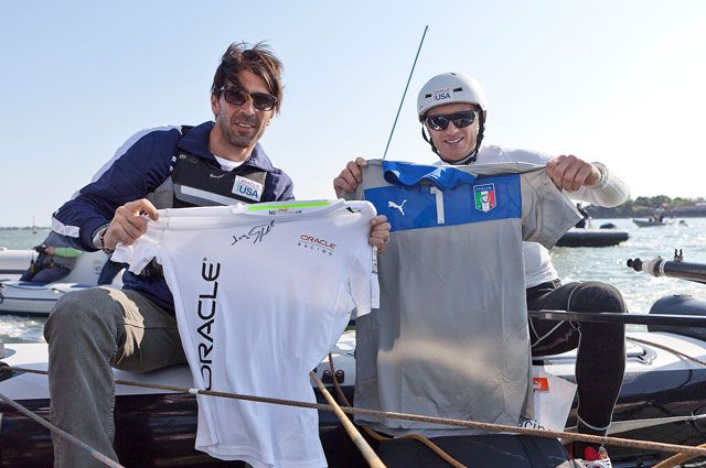 Gianluigi Buffon és James Spithill kapitány mezt cserélt (Fotók: oracleracingmedia.com)