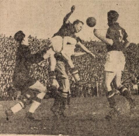 Az 1949-es magyar–svéd mérkőzésen viselt válogatottunk először számozott mezt, a kép jobb oldalán Lóránt Gyula (3) (Fotó: Nemzeti Sport)