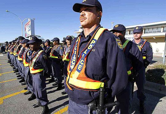 A fokozott rendőri jelenlét a dél-afrikai vb elengedhetetlen velejárója (Fotó: Reuters)