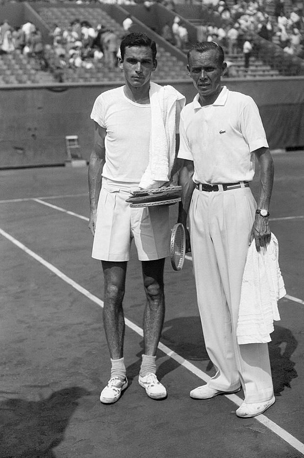 Elődöntős ellenfelével, az amerikai Tom Brownnal az 1947-es Roland Garroson