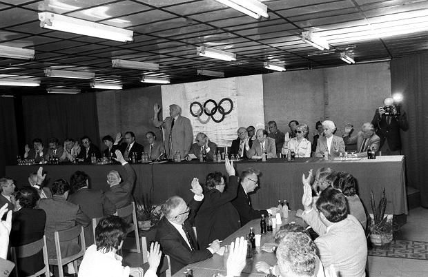 Az illetékes sportvezetők az 1984-es nyári olimpiától való távolmaradásról szavaznak (Fotó: MTI)