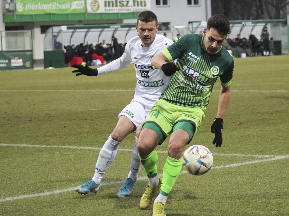 Gaál Bálint (zöldben) sokat dolgozott, de gólt ezúttal nem szerzett (Fotó: Flóra Péter/FC Ajka)