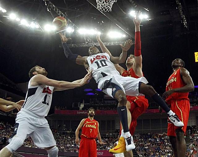 Kobe Bryant zsákolása a helyenként látványos kosárlabdadöntőben (Fotók: Reuters)