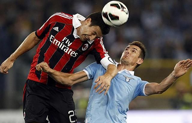 Miroslav Klose (jobbra) nagyot küzdött és gólt is szerzett a Milan ellen (Fotó: Reuters)