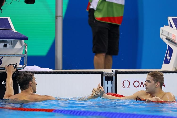 Kenderesi Tamás (jobbra) és Michael Phelps (Fotó: Szabó Miklós)