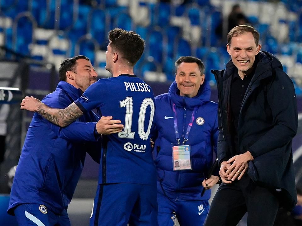 Pulisic (10) Lőw Zsolt másodedzővel ünnepelte a gólját (Fotó: AFP)