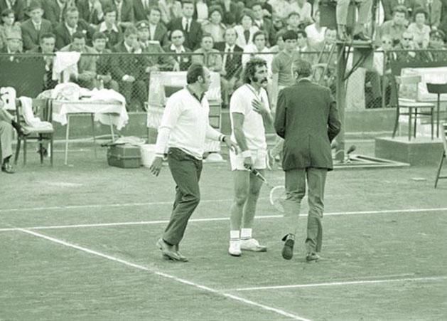 Ion Tiriac megmagyarázza – a román teniszező gyakran gerjeszteĴ   vitát, hogy kizökkentse ellenfelét a játékból (Fotó: Képes Sport)