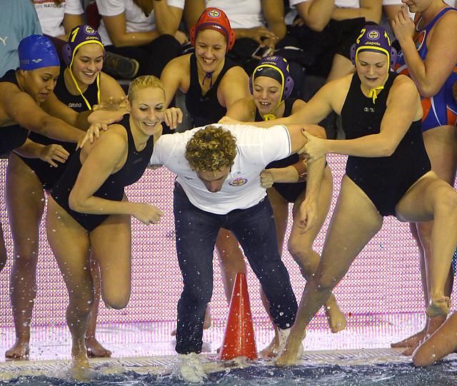 Áts Bertalant, az UVSE vezetőedzőjét a csapat játékosai bedobják a vízbe (Fotó: MTI)