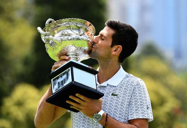 Djokovics rekordot jelentő nyolcadik alkalommal emelhette magasba az Australian Open győztesének járó trófeát
