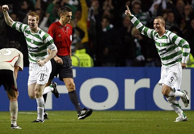 Kenny Miller (jobbra) Celtic-mezben ünnepel BL-gólt 2006-ban (Fotó: AFP)
