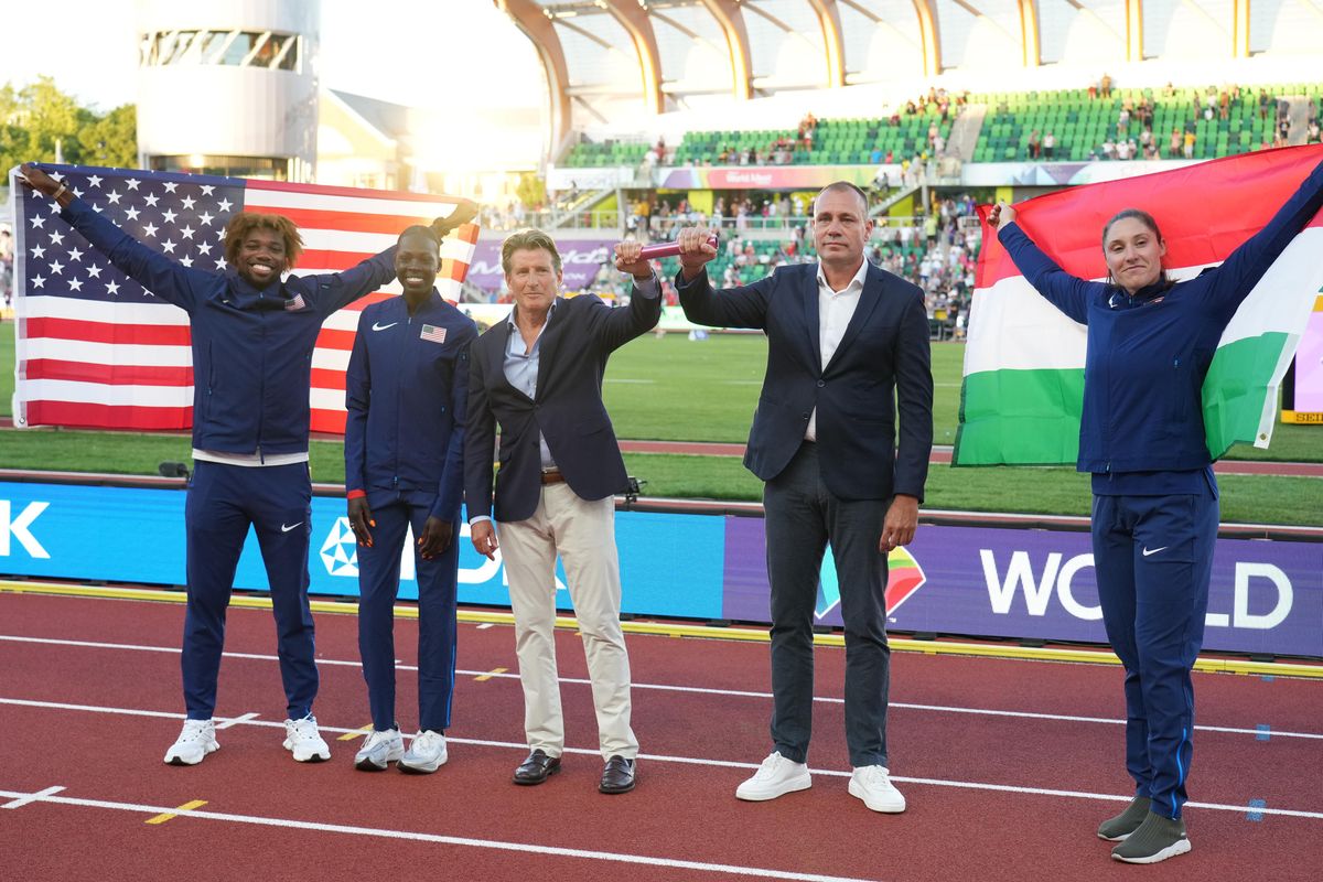 The President of the Hungarian Athletics Federation, Miklós Gyulai (second to left) took the baton in Eugene (PHOTO: AFP)