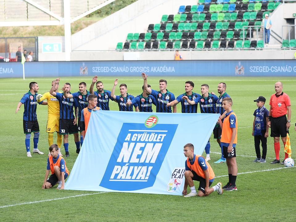 A játékosok a fair play szellemében futballoztak (Fotó: Karnok Csaba/Délmagyarország)