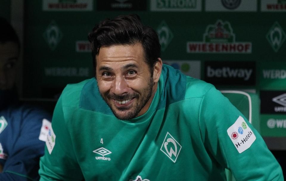 Claudio Pizarro, a Bundesliga valaha volt egyik legjobb légiósa (Fotó: AFP)