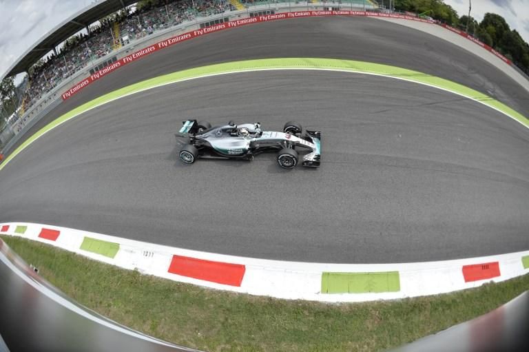 Lewis Hamilton idei 11. pole pozíciójára tör (Fotó: AFP)