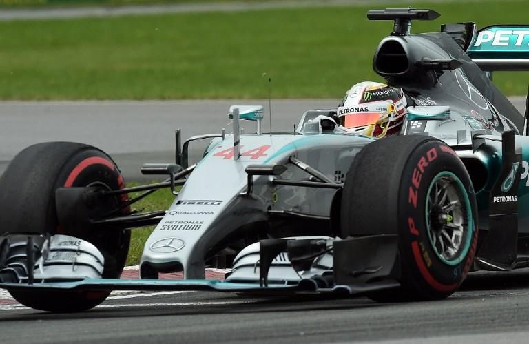 Hamilton maga mögött tartja Rosberget (Fotók: AFP, Twitter)
