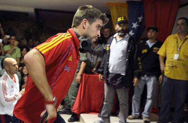 Egy Castro imitátor figyeli szúrós tekintettel Gerard Piquét (Fotó: Marca.com)