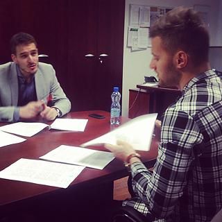 Kádár Tamás a papírok aláírása közben (Forrás: Instagram)