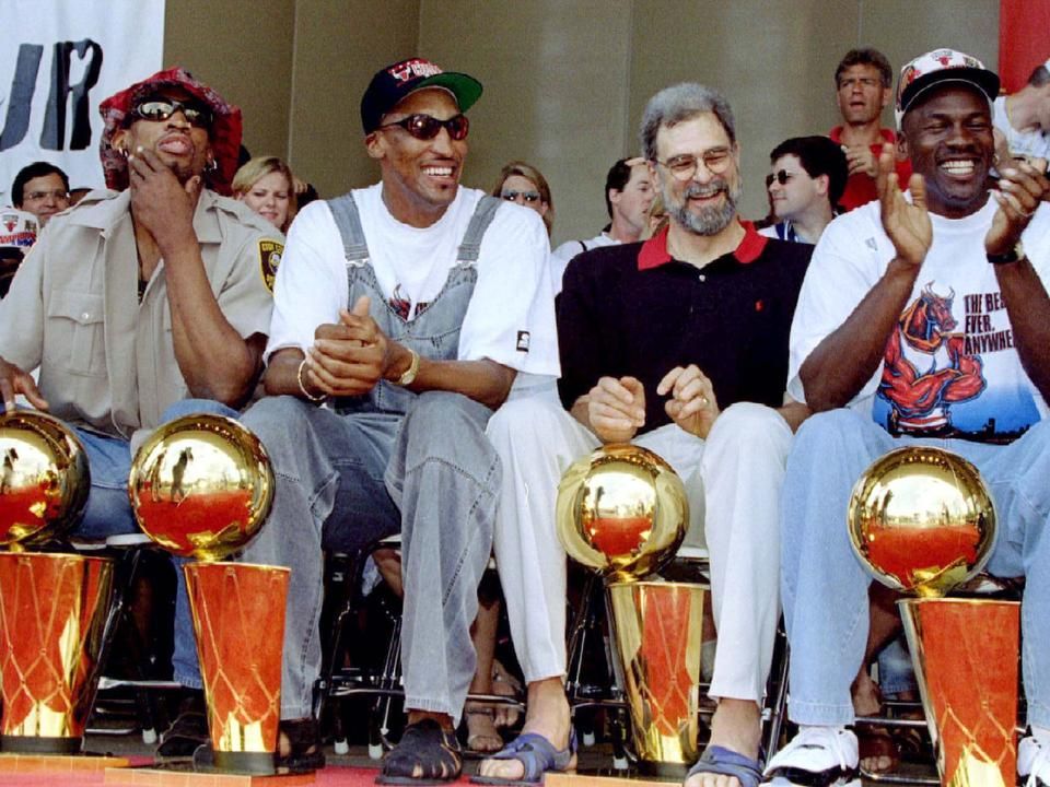 Dennis Rodman, Scottie Pippen, Phil Jackson és Michael Jordan a négy trófeával (Fotó: Reuters)