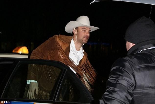 Manuel Neuer kabátban és kalapban (Forrás: Daily Mail)