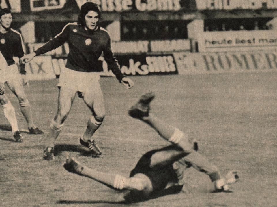 Tóth József (balra) ötvenhat hivatalos mérkőzésen játszott a válogatottban, egyetlen gólját Salvador ellen szerezte