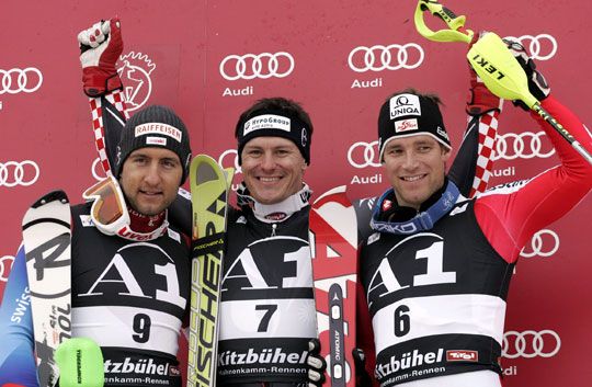 Kostelic (középen)örülhetett Kitzbühelben (Fotó: Reuters)