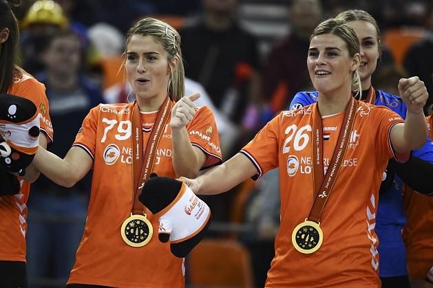 A tavalyi győztes vb-döntő után Estavana Polmannal (balra) ünnepel (Fotó: AFP)