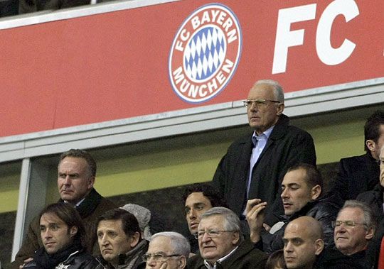 Karl Heinz Rumenigge, Luca Toni és Franz Beckenbauer(hátsó sorban balról jobbra) feszülten figyeli a Bayernt (Fotó: Reuters)