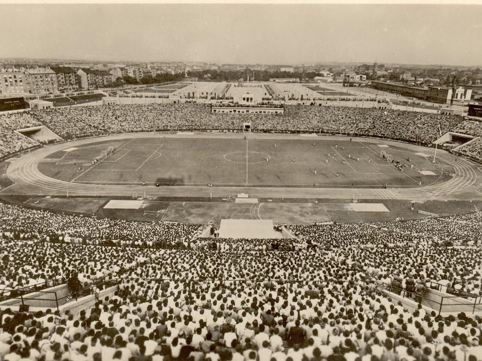 1953. augusztus 20-án futballal is ünnepeltek az országban, hiszen ekkor adták át a vadonatúj Népstadiont
