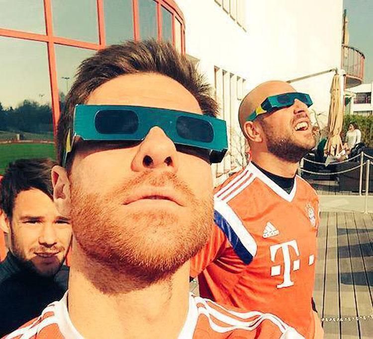 Xabi Alonso és Pepe Reina figyeli Hazard labdáját (Fotó: Twitter)