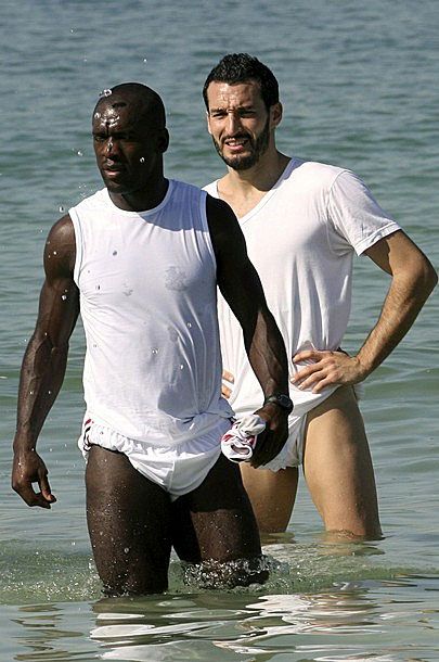 Seedorf és Zambrotta pelenkában áztatja magát (Fotó: Kickette.com)