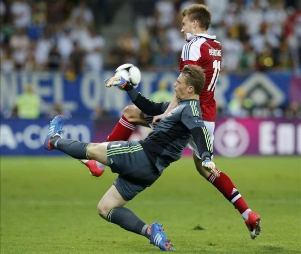 Neuer és Bendtner viadala