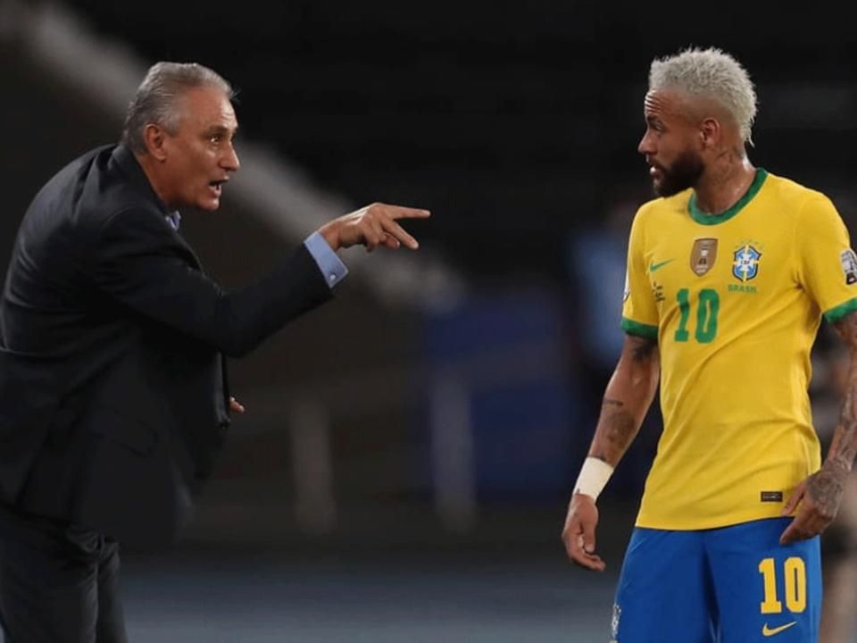 Tite (balra) úgy is vezérnek tartja Neymart, hogy nem ő lesz a brazilok csapatkapitánya (Fotó: AFP)