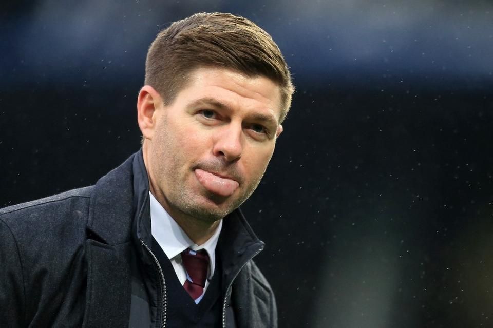 Steven Gerrard ugyan az Aston Villa kispadján ül, de aligha közömbös számára, hogy a City vagy a Liverpool nyeri a bajnokságot (Fotó: AFP)