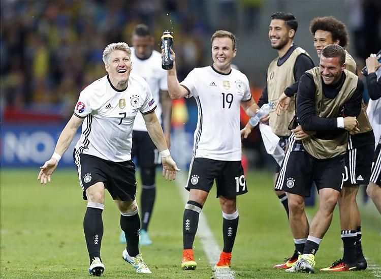 Bastian Schweinsteigert (7) ünneplik a társak (Fotó: Reuters)