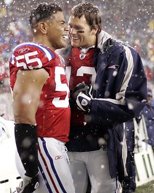 A visszatérő Junior Seau (balra) és Tom Brady (Fotó: Reuters)