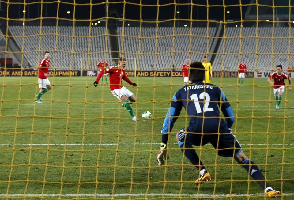 Tatarusanu balra, a labda jobbra, Dzsudzsák-gól Románia ellen a Puskásban (Fotó: Nemzeti Sport/archív)