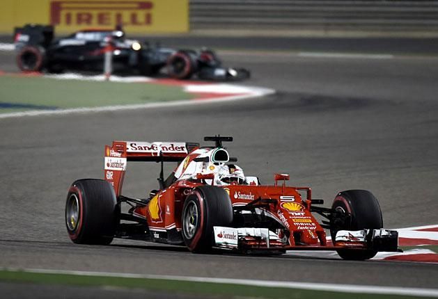 Sebastian Vettel elővigyázatosságból állt meg, de ha a kerékcsavar lazult meg, bajba is kerülhet a Ferrari
