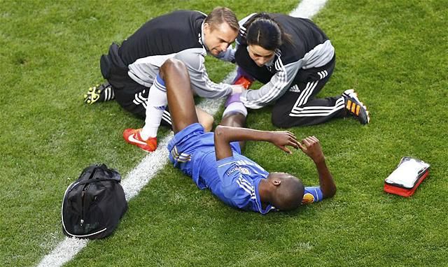 Ramires hamar ápolásra szorult (Fotó: Reuters)