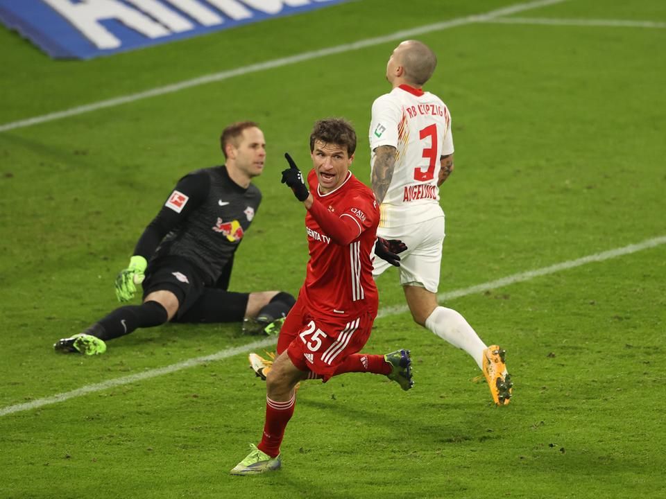 Gulácsi tehetetlen, Müller guritásával fordított a Bayern. De nem sokáig tartott az előnye… (Fotó: AFP)