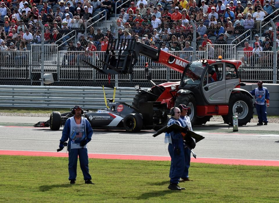Adrian Sutil autóját emelik ki épp: a német pilóta több szezont húzott le dobogós helyezés nélkül (Fotó: AFP)