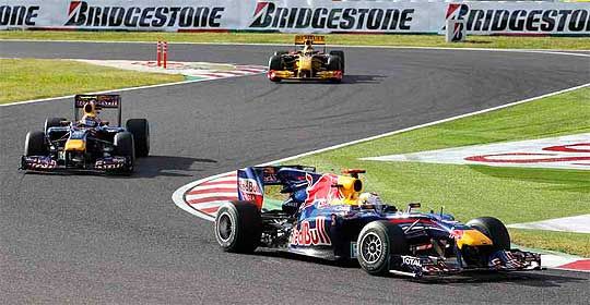 Sebastian Vettel (jobbra) és Mark Webber kettős Red Bull-győzelem felé száguld Szuzukában (Fotó: Action Images)