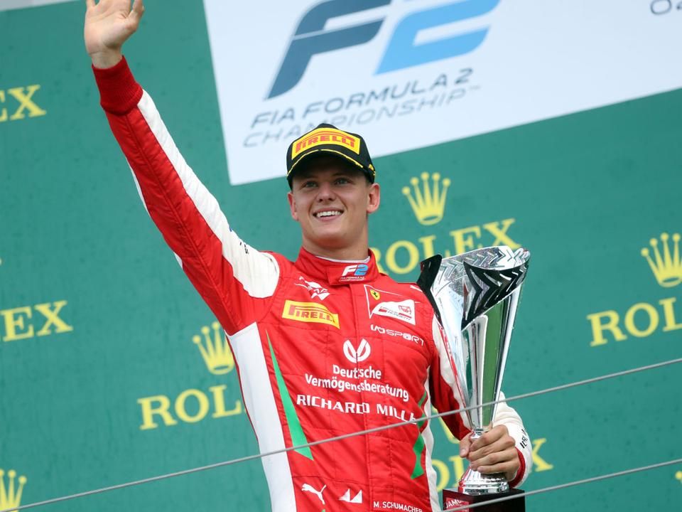 Mick Schumacher a győztesnek járó trófeával (Fotó: Földi Imre)