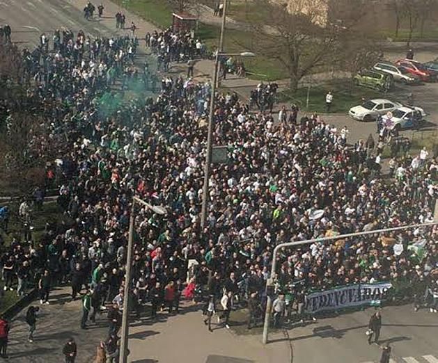 A Fradi-szurkolók nagyobb csoportja a HÉV-állomástól rendőri felvezetéssel közelítette meg a csepeli stadiont