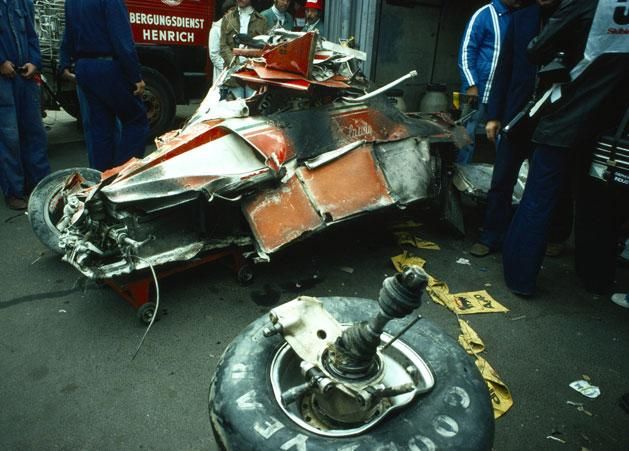 Ennyi maradt az 1-es rajtszámú Ferrariból (Fotó: IMAGO IMAGES/THOMAS ZIMMERMANN)